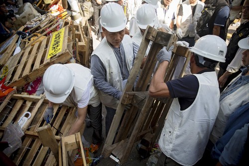 Hong Kong police clear streets in Mong Kok - ảnh 1